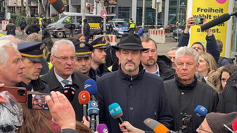 Polizeipräsident Thomas Hampel, Innenminister Joachim Herrmann (CSU), Ministerpräsident Markus Söder (CSU), Oberbürgermeister Dieter Reiter (SPD) vor der Presse, nachdem ein Mann am Donnerstagvormittag (13.2.) mit einem Auto in einen Demozug gefahren ist. Wie geht die Politik mit dem schrecklichen Geschehen kurz vor der Wahl um? Für unseren AZ-Landtagskorrespondenten Ralf Müller ist die Richtung absehbar.