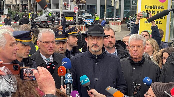 Polizeipräsident Thomas Hampel, Innenminister Joachim Herrmann (CSU), Ministerpräsident Markus Söder (CSU), Oberbürgermeister Dieter Reiter (SPD) vor der Presse, nachdem ein Mann am Donnerstagvormittag (13.2.) mit einem Auto in einen Demozug gefahren ist. Wie geht die Politik mit dem schrecklichen Geschehen kurz vor der Wahl um? Für unseren AZ-Landtagskorrespondenten Ralf Müller ist die Richtung absehbar.