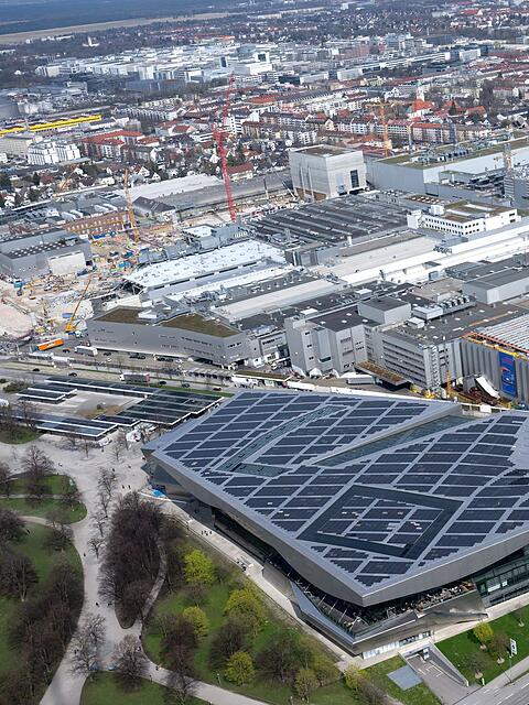 BMW-Stammwerk und Firmenzentrale in M&uuml;nchen. Der Autohersteller m&ouml;chte bis Ende des kommenden Jahres 8000 Stellen abbauen.