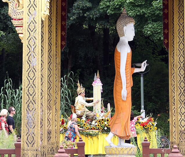 Bayerische Fahnen und buddhistische Mönche: Das Khao Pansa-Fest brachte asiatisches Flair in den Westpark.