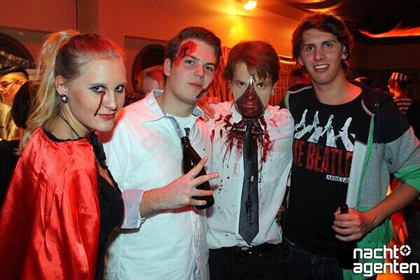 Viel Blut und nackte Haut beim "Sex-O-Ween" in der Nachtgalerie am Samstag (27.10.2012) - alle mehr Bilder von dieser Party gibt's auf www.nachtagenten.de.