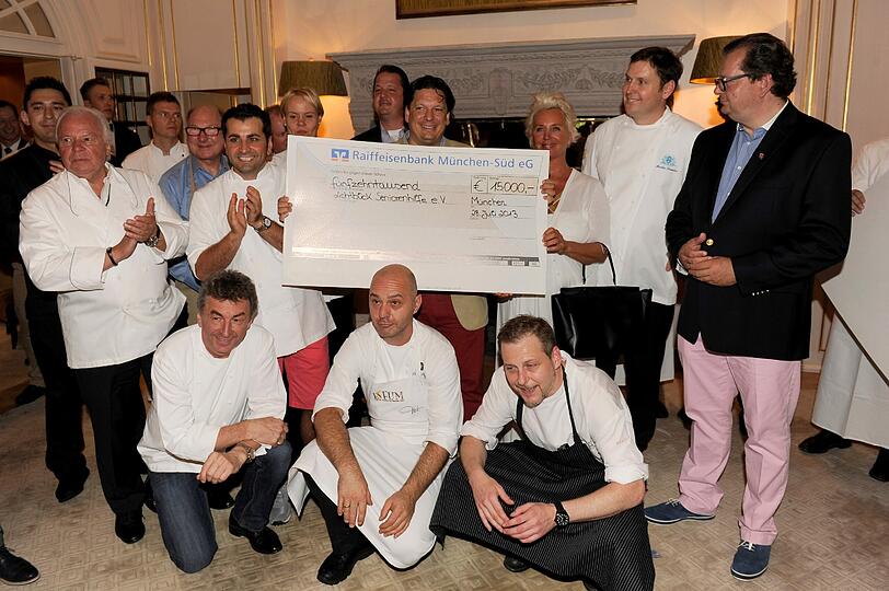 Gruppenbild mit Scheck: Ganze 15.000 Euro kamen beim Promi-Kochen zusammen