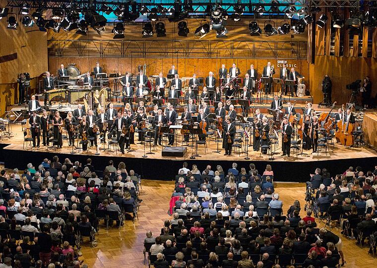 Das SWR Symphonieorchester in der Stuttgarter Liederhalle unter der Leitung von Peter Eötvös.