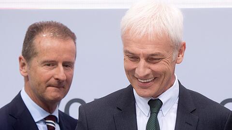 Matthias Müller (r), Vorstandsvorsitzender der Volkswagen AG, und Herbert Diess, Markenvorstand Volkswagen Pkw, stehen am 14.03.2017 bei der Jahrespressekonferenz der Volkswagen AG in der Autostadt.
