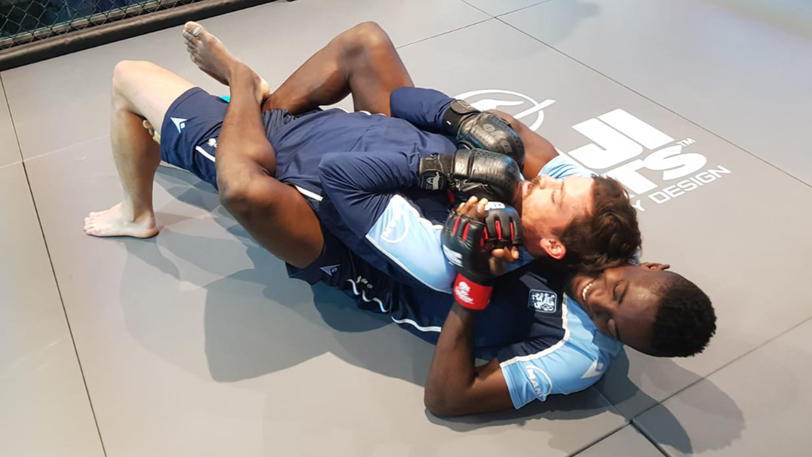 Haben beim MMA-Training sichtlich Spaß: Prince Owusu (unten) und Dennis Erdmann.
