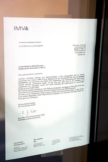 Dieses Info-Schreiben der Hausverwaltung am Hauseingang informiert die Bewohner über die geplante Abschuss-Aktion. Seit Mittwoch ist der Zettel wieder verschwunden.