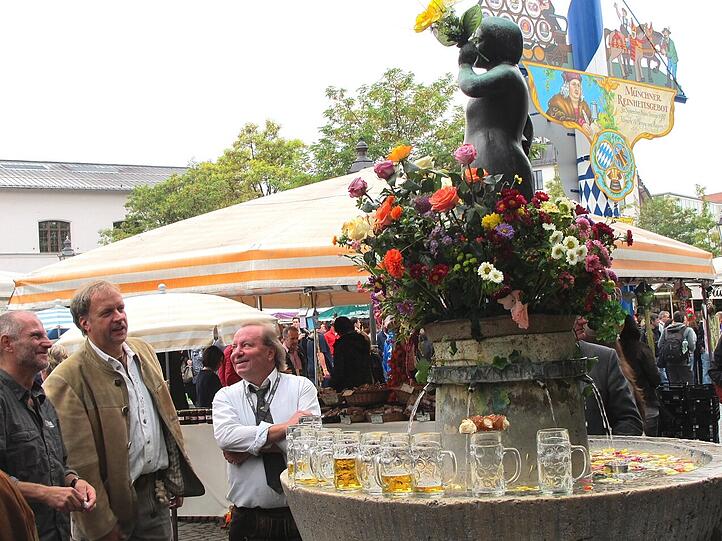 Biertrinken am Viktualienmarkt - nicht nur Touristen fühlen sich hier wie im Paradies.