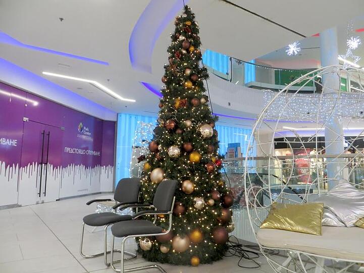Reich geschmückter Weihnachtsbaum in Sofia.