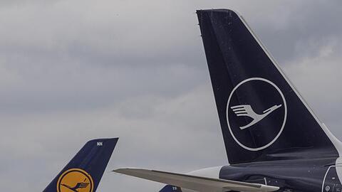 Die Pandemie belastet auch die Lufthansa stark. Die Verhandlungen über ein milliardenschweres Rettungspaket dauern an.