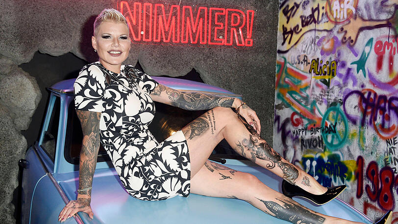 Da sah die Welt noch besser aus: Melanie Müller bei einer Ausstellungseröffnung im Juni 2021.