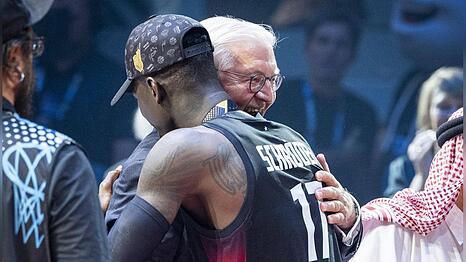 Jubel in Riga: Nach dem Basketball-EM-Finale umarmt Bundespräsident Frank-Walter Steinmeier Dennis Schröder.