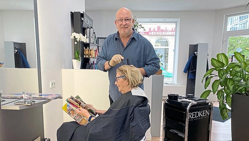 Einen „Silent Moment“ bekommen die Kunden von Christian Kaiser, Obermeister der Friseurinnung München, wenn die Farbe einwirkt.