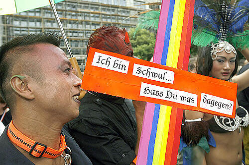 Mit dem Motto «Hass du was dagegen?» wird für Gleichberechtigung von Homo- und Transsexuellen weltweit demonstriert.