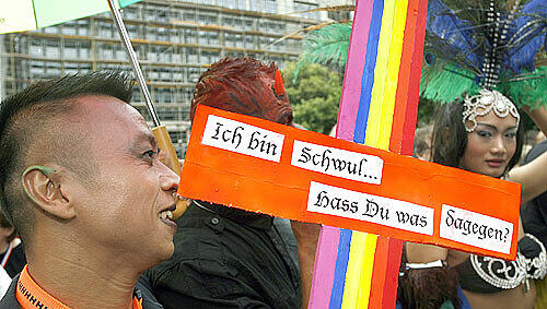 Mit dem Motto «Hass du was dagegen?» wird für Gleichberechtigung von Homo- und Transsexuellen weltweit demonstriert.