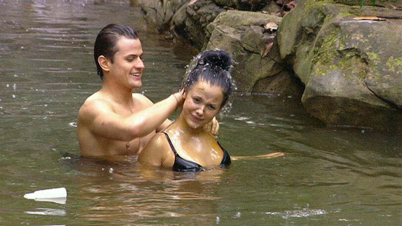 Das war Tag 9: Ramona und Daniel müssen gehen, Rocco und Kim kommen sich im Pool näher und Brigitte und Ailton absolvieren die Prüfung erfolgreich - die besten Bilder aus dem Dschungel.
