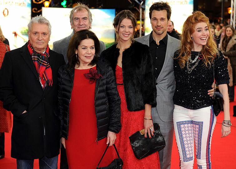 Die Schauspieler Henry Hübchen (l-r), Peter Prager, Hannelore Elsner, Jessica Schwarz, Florian David Fitz und Palina Rojinski bei der Premiere von "Jesus liebt mich" in Essen.