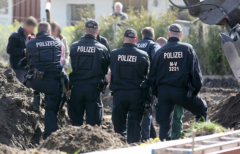 Gewaltverbrechen in Mecklenburg-Vorpommern: Eine Frauenleichen hat die Polizei im Beton gefunden.