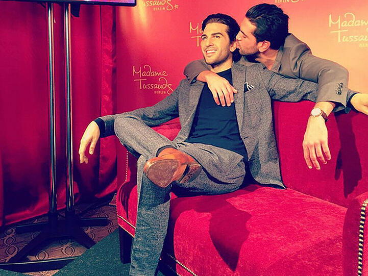 Elyas M'Barek war beim Anblick seiner Wachsfigur so begeistert, dass er ihr einen dicken Kuss gab