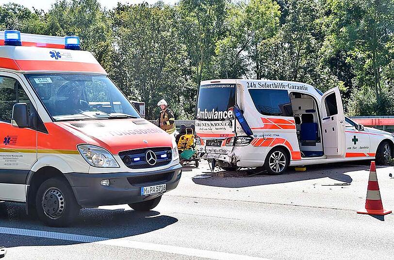 Auf der A99 krachte ein VW-Transporter in ein Ambulanzfahrzeug aus Österreich. Die Bilder.