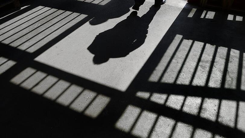 Ein aggressiver 24-Jähriger hat nach seiner Festnahme den Haftraum geflutet. (Symbolbild)