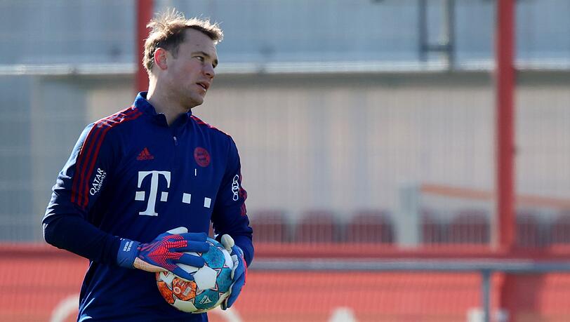 Torhüter Manuel Neuer hält einen Ball in den Händen.