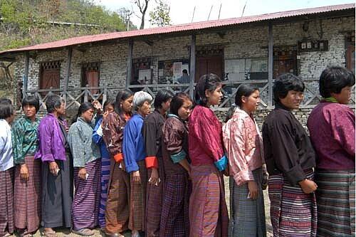 Auf der Suche nach dem Bruttosozialglück: Wähler in Bhutan, die erstmals abstimmen durften.Foto: Reuters