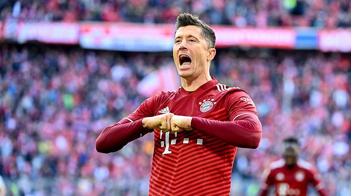 "Es war kein Glamour-Spiel, aber das ist mir bums-scheiß-egal", sagt Trainer Nagelsmann nach dem 1:0 gegen Augsburg durch das Tor von Lewandowski. Am Dienstag gegen Villarreal gilt es jetzt die Saison zu retten.
