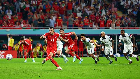 Gareth Bale (l) erzielt für Wales per Elfmeter das 1:1 gegen das US-Team.