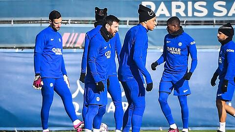 Lionel Messi (Mitte, links) und Kylian Mbappe (Mitte, recht) von PSG während eines Trainings.