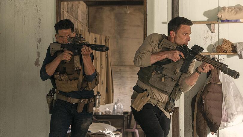In "The Accountant 2" ballert sich Ben Affleck (rechts) als Buchhalter wieder gemeinsam mit dessen Bruder (Jon Bernthal) durch die Gegend.
