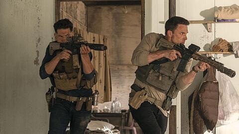 In "The Accountant 2" ballert sich Ben Affleck (rechts) als Buchhalter wieder gemeinsam mit dessen Bruder (Jon Bernthal) durch die Gegend.