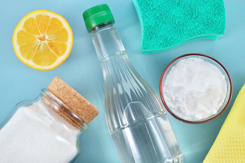 Nachhaltig ist auch eine sparsame Dosierung. Das schont nicht nur die Umwelt, sondern auch den Geldbeutel. Genaue Angaben k&ouml;nnen Sie der Packungsangabe entnehmen. Nur bei hartn&auml;ckigen Flecken ist eine Vorbehandlung mit Hausmitteln wie Zitronensaft (Rotwein), kaltem Wasser (Blut), Essig (Farbe) sowie Backpulver, Natron, Soda, Salz und Gallseife (Deoflecken, Gras, Fett und Dreck) n&ouml;tig.