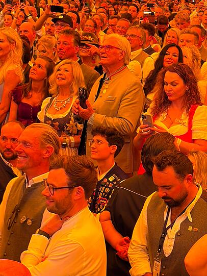 Auch Marianne und Michael Hartl lassen sich den Anstich auf der Wiesn nicht entgehen. Auch Marianne und Michael Hartl lassen sich den Anstich auf der Wiesn nicht entgehen.