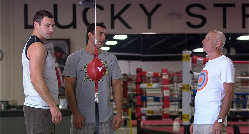 Vitali (v.l.), Wladimir und Vater Wladimir Rodionowitsch Klitschko in dem Dokumentarfilm &bdquo;Klitschko", der im Juni angelaufen ist.