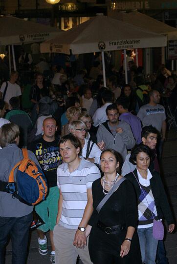 Nicht nur für Pärchen eine beliebte Freitagabend-Beschäftigung: Shoppen nach Ladenschluss. Denn die Münchner Kultur- und Shoppingnacht hat weitaus mehr zu bieten als geöffnete Geschäfte.