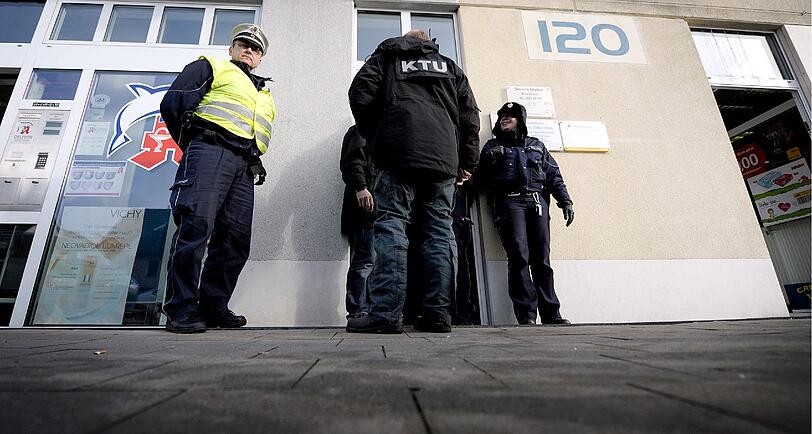 Bei dem Wohnungsbrand mit vier Toten in rheinischen Langenfeld handelt es sich offenbar um ein Familientragödie. Die Polizei verdächtigt nach ersten Ermittlungen den Familienvater, das Feuer am Freitagmorgen gelegt zu haben.