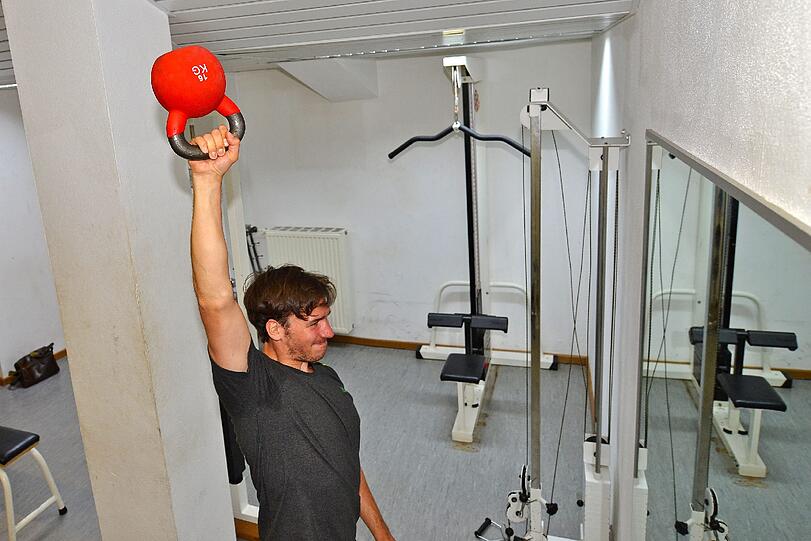Neureuther stemmt die Kettlebell.