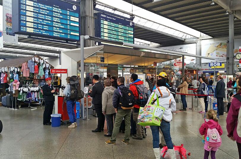 Lange Schlange am DB-Informationsstand im Hauptbahnhof. Tausende Reisende stecken am Mittwochmittag fest. Die Bahn schenkt Kaffe aus.