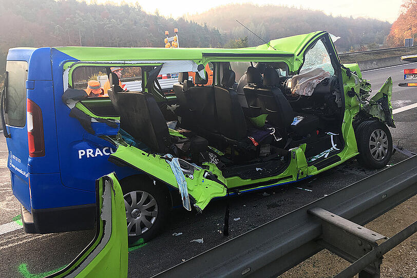 Mit schwerem Gerät musste die Feuerwehr die Insassen des Kleintransporters befreien.