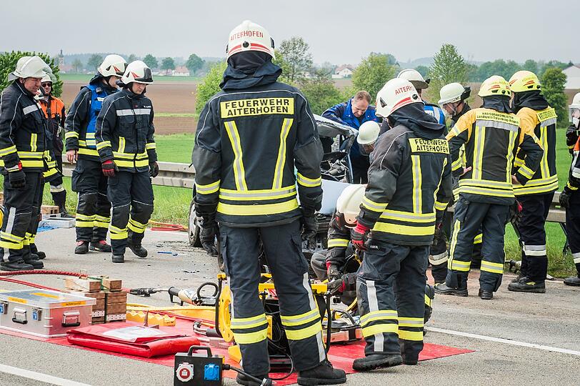 Ein 48-Jähriger stirbt bei einer Frontalkollision mit einem Lkw.