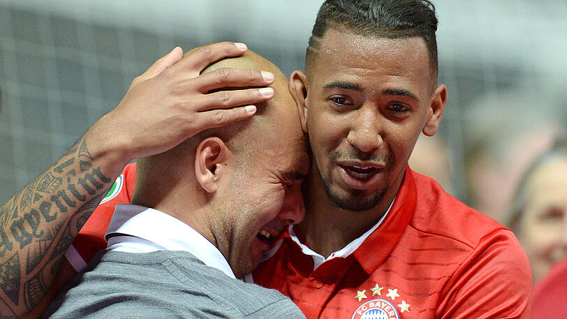 Nach dem Happy End im Elfmeter-Krimi bedankt sich Pep Guardiola bei jedem seiner Spieler, bei dem Spanier kullern zum Abschied die Tränen.