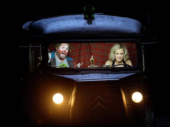 Stephen Gould (Tannhäuser) und Elena Zhidkova (Venus) bei der Probe zur Oper "Tannhäuser und der Sängerkrieg auf Wartburg".