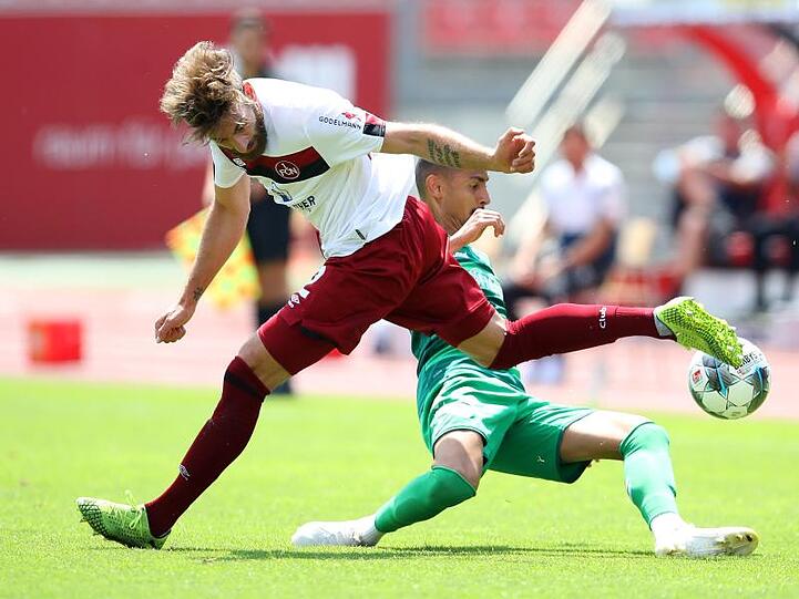Der Nürnberger Enrico Valentini verliert den Zweikampf mit Kenny Prince Redondo.