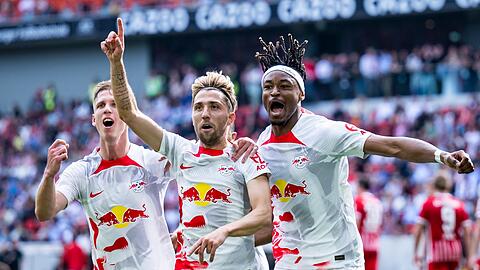 RB Leipzig schlägt den SC Freiburg erneut: Kevin Kampl (M), Daniel Olmo Carvajal (l) und Mohamed Simakan (r) beim Jubel nach dem 1:0.