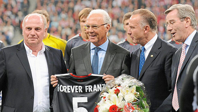 2010 (v. l.): Uli, Franz und Kalle (rechts Geschäftsführer Karl Hopfner) beim "Franz Beckenbauer Cup" in der Allianz Arena.