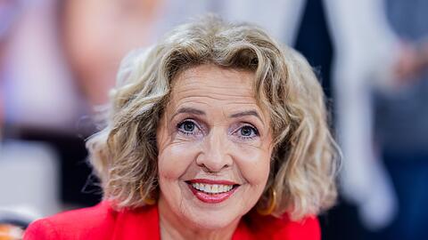Michaela May setzt sich für Senioren ein und macht auf Einsamkeit und Armut aufmerksam.