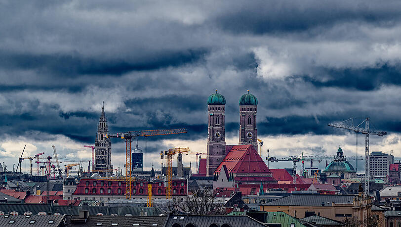 Dunkle Wolken &uuml;ber M&uuml;nchen &ndash; die DWD-Warnung vor B&ouml;en gilt noch bis zum Abend. (Symbolbild)