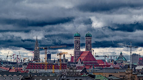 Dunkle Wolken &uuml;ber M&uuml;nchen &ndash; die DWD-Warnung vor B&ouml;en gilt noch bis zum Abend. (Symbolbild)