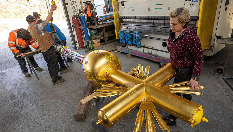Das Gipfelkreuz ist in Eschenlohe in der Werkstatt von Kunstschmiedin Andrea W&uuml;rzinger.