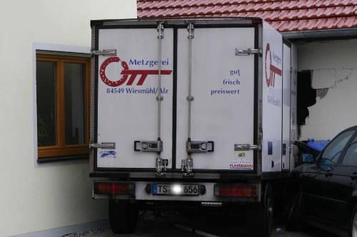 Das Fahrerhus durchbrach die Garagenwand